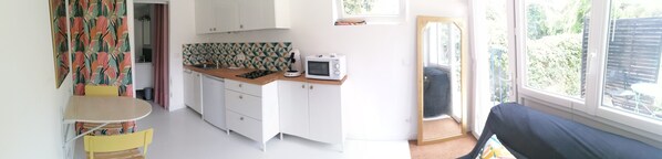 Kylskåp, mikrovågsugn, spishäll och kaffe- och tebryggare