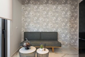 Leilighet – deluxe, 2 soverom, ved stranden | Oppholdsområde | Flatskjerm-TV