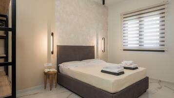 Deluxe Apartment, 2 Bedrooms, Beachside | 2 bedrooms, in-room safe, blackout curtains, soundproofing