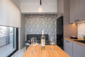 Appartement Deluxe, 2 chambres, en bord de plage | Coin séjour | Télévision à écran plat