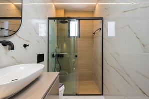 Appartement Deluxe, 2 chambres, en bord de plage | Salle de bain | Douche, articles de toilette gratuits, sèche-cheveux, chaussons