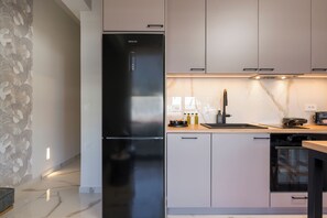 Appartement Deluxe, 2 chambres, en bord de plage | Cuisine privée | Four, plaque de cuisson, bouilloire électrique, grille-pain