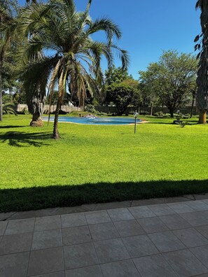 Familjelägenhet - 2 sovrum - privat badrum - utsikt mot trädgården | Sängtillbehör av högsta kvalitet, skrivbord och ljudisolering