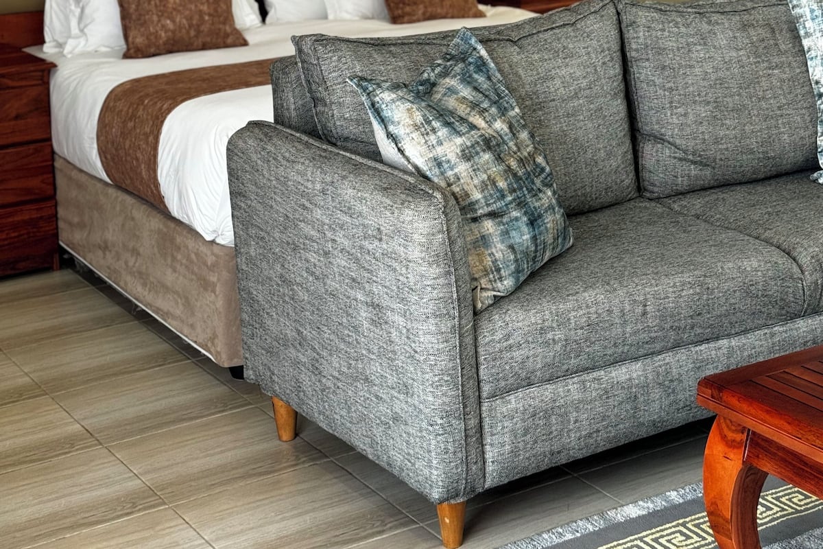3 bedrooms, premium bedding, desk, soundproofing