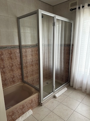 Family Apartment, 2 Bedrooms, Private Bathroom, Garden View | Bathroom | Shower, free toiletries, towels, soap - Pemabwe Guest Lodge (Harare)