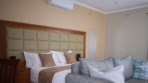 Premium bedding, desk, soundproofing, iron/ironing board - Pemabwe Guest Lodge (Harare)
