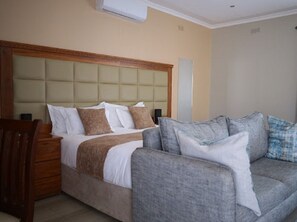 Ropa de cama de alta calidad, escritorio y sistema de insonorización