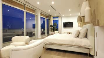 Suite de lujo, balcón, vista al mar | 1 habitación, caja de seguridad en la habitación y insonorización