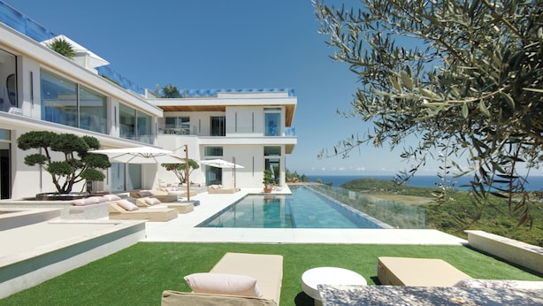 A modern house with a swimming pool, outdoor seating, and a view of the sea. - Villa Tigliola (Zonza)