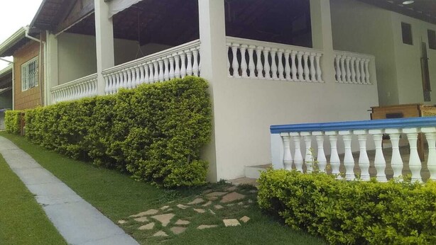 A house with a covered porch, white columns, and a white fence. - Beautiful farm in Jarinu (Caioçara Jarinu)