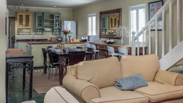 Luxury Cottage, Garden View | Dining room