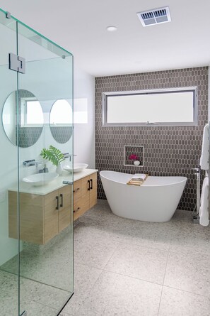 Shower, hair dryer, towels, soap - Coastal Delight - 4pm check out Sundays (Dromana)