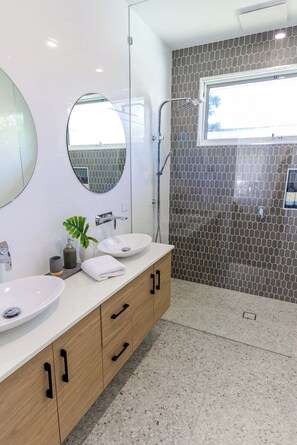 Douche, sèche-cheveux, serviettes fournies, savon