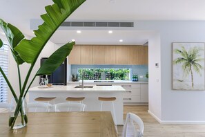 Fridge, microwave, oven, stovetop - Coastal Delight - 4pm check out Sundays (Dromana)