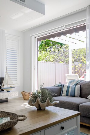 TV, peis, bøker og stereoanlegg