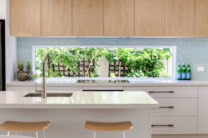 Kjøleskap, mikrobølgeovn, ovn og kokeplater