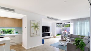تلفزيون، مدفأة، كُتُب، ستيريو