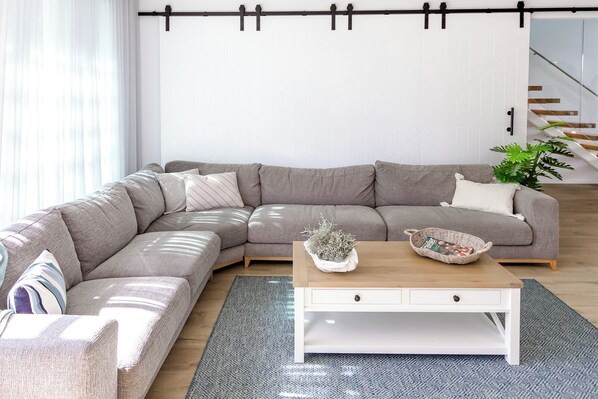 Fernseher, Kamin, Bücher, Stereoanlage