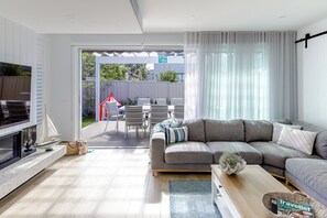 TV, fireplace, books, stereo - Double Delight - 4pm check out Sundays* (Dromana)