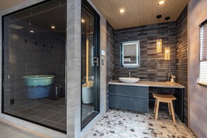 Vila luxo | Banheiro | Banheira e chuveiro separados, chuveiro com efeito de chuva