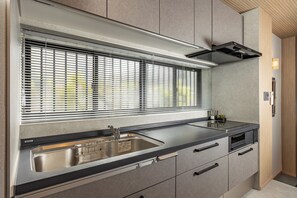 Villa Deluxe | Eget kök | Stort kylskåp, mikrovågsugn, spishäll och espressobryggare