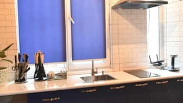 Quarto solteiro econômico, 1 cama de solteiro | Espaço de cozinha compartilhada | Frigobar, micro-ondas, talheres/pratos/utensílios de cozinha