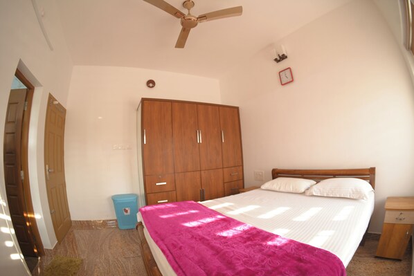 5 bedrooms, iron/ironing board, WiFi, bed sheets