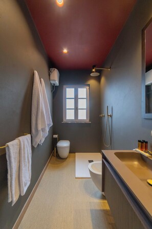 Een douche, een haardroger, een bidet, handdoeken