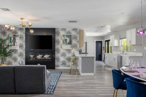 Télévision, cheminée