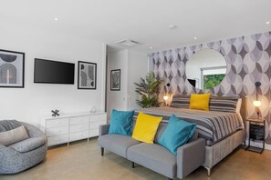 4 bedrooms, desk, WiFi