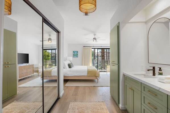 2 slaapkamers, een bureau, een strijkplank/strijkijzer, wifi