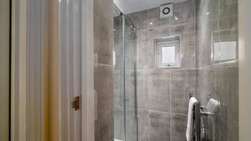 Regadera, secadora de cabello, toallas, shampoo