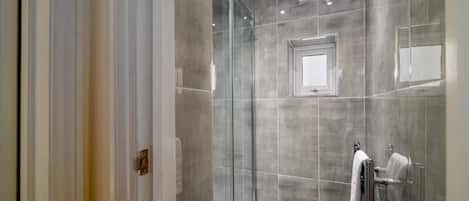 Dusche, Haartrockner, Handtücher, Shampoo