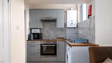 Frigorífic, placa de cuina i utensilis de cuina, vaixella i coberteria