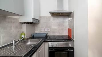 Frigorífic, placa de cuina i utensilis de cuina, vaixella i coberteria