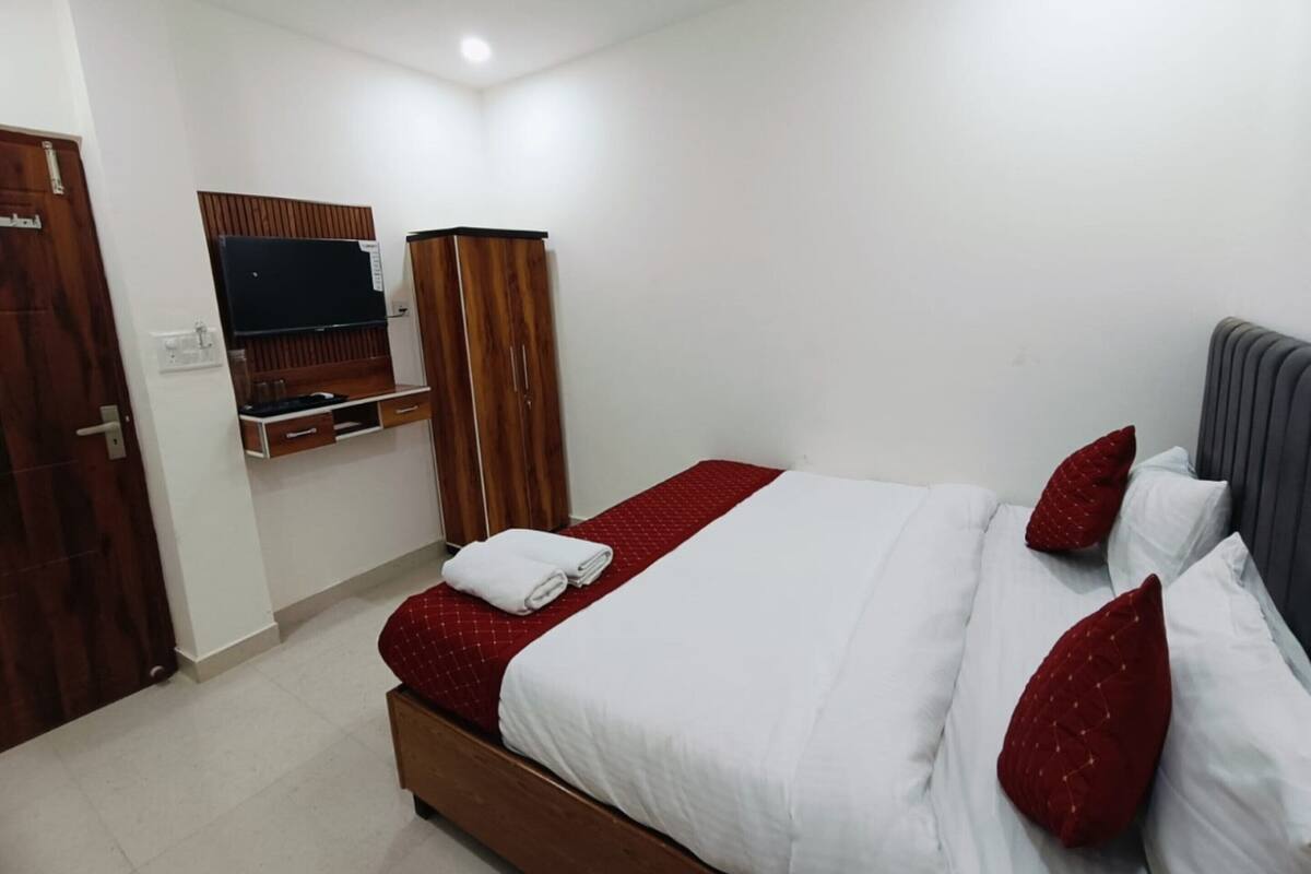 Deluxe Double Room, City View | WiFi (free), bed sheets
