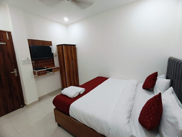 Deluxe Double Room, City View | Free WiFi, bed sheets