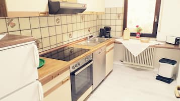 Bloc d'apartaments clàssic, vistes al jardí | Cuina privada | Microones i trona