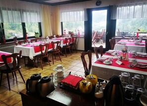 Esmorzar diari d'estil bufet (15 EUR per persona) 