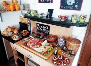 Petit déjeuner buffet (15 EUR par personne)