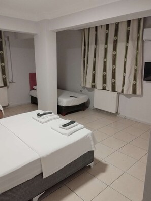 Quarto luxo, 1 quarto, vista para a cidade | Escrivaninha, Wi-Fi de cortesia, roupa de cama