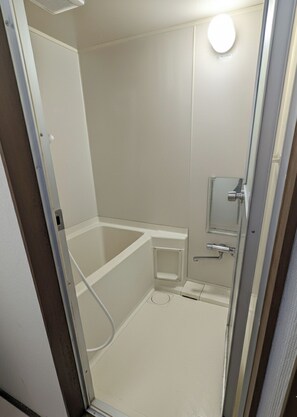 SĂšche-cheveux, bidet, serviettes fournies, savon
