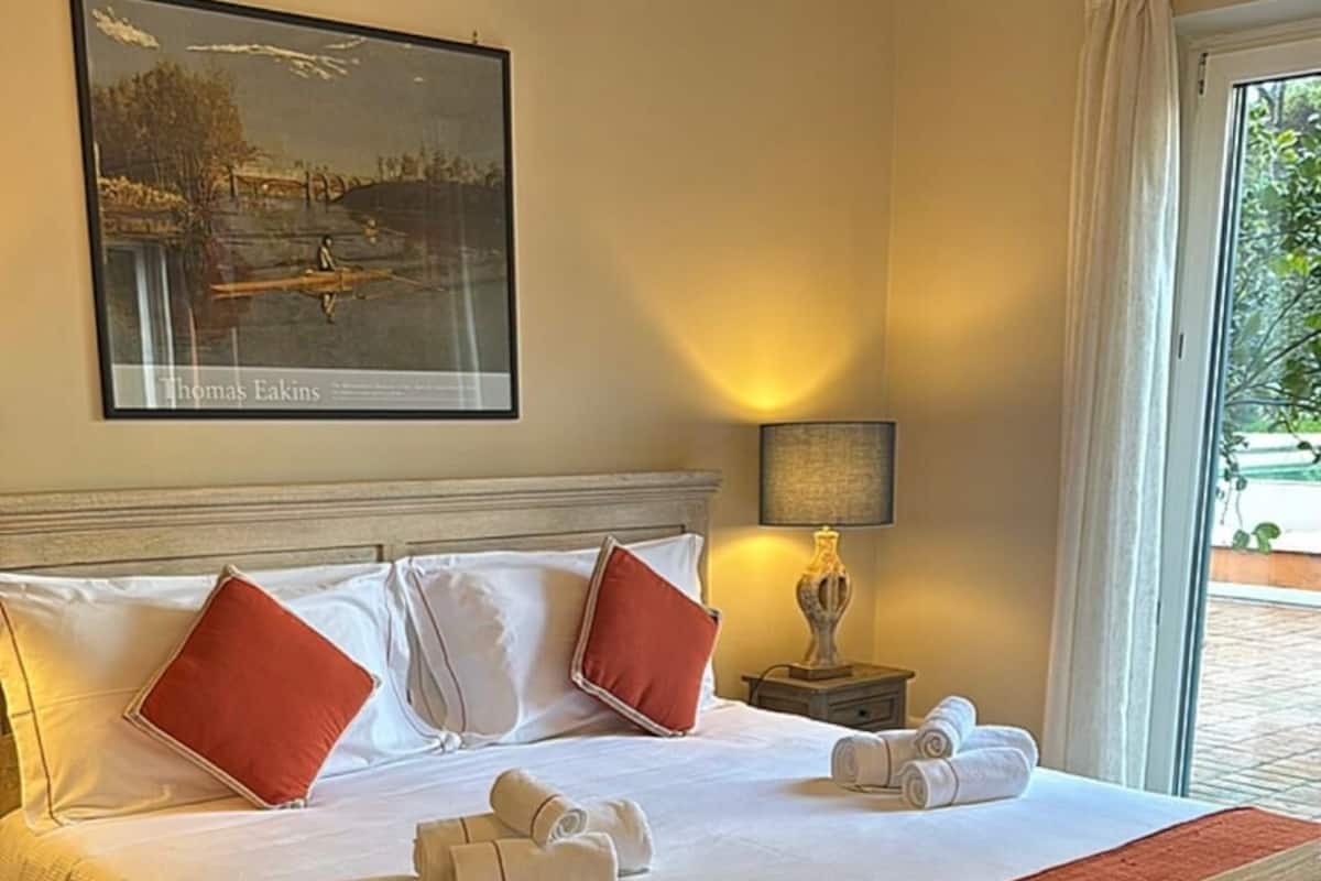 Studio, bassengutsikt | Safe på rommet, blendingsgardiner, lydisolert og barnesenger (inkludert)