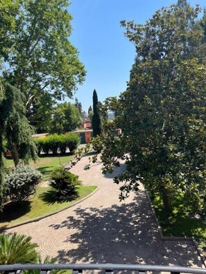 Chambre, balcon, vue sur la piscine | Terrasse/patio