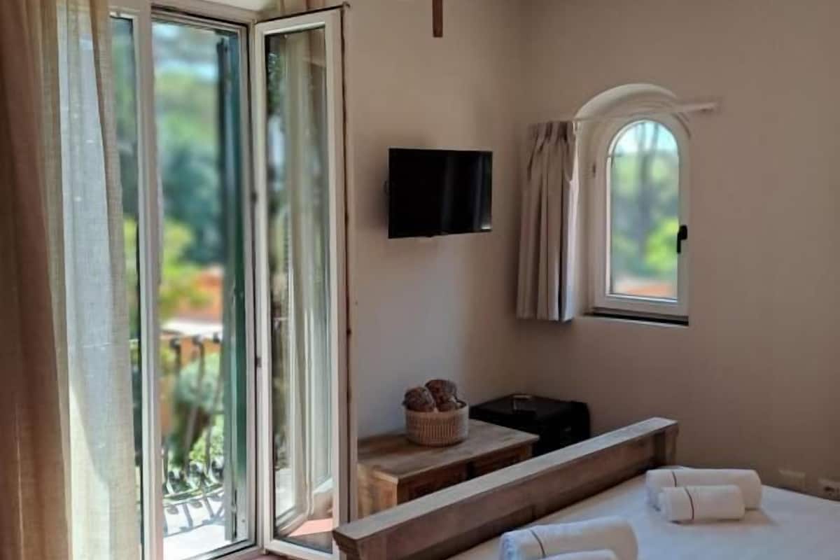 Zimmer, Balkon, Poolblick | 1 Schlafzimmer, Zimmersafe, Verdunkelungsvorhänge