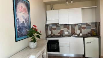 Departamento familiar, vista al jardín | Cocina privada | Tetera eléctrica