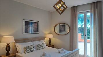 Phòng Deluxe, quang cảnh hồ bơi | Két bảo mật tại phòng, màn/rèm cản sáng, phòng cách âm