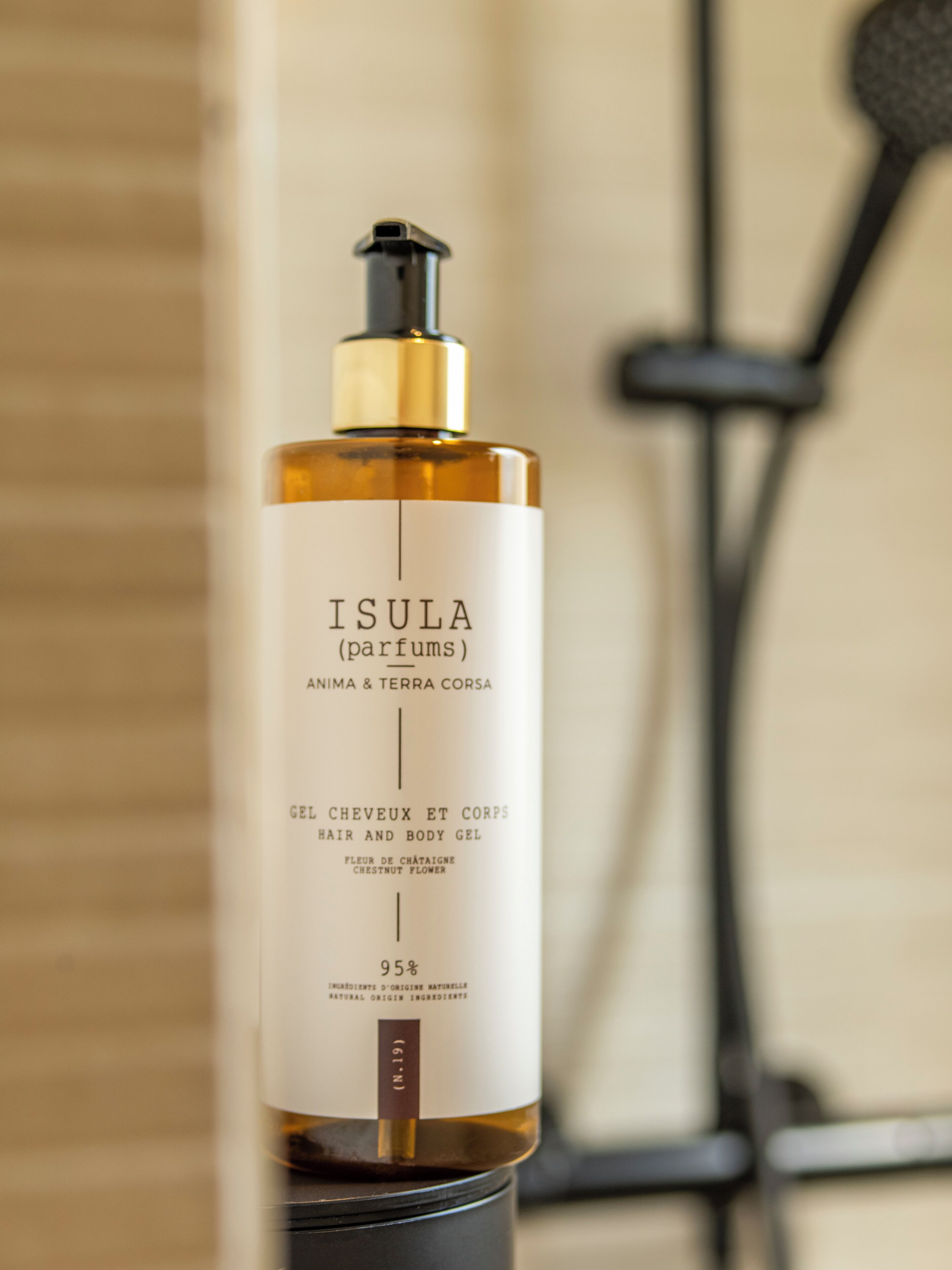 Un flacon de parfum Isula dont l’étiquette indique qu’il s’agit d’un parfum aux notes de fleur de châtaignier.