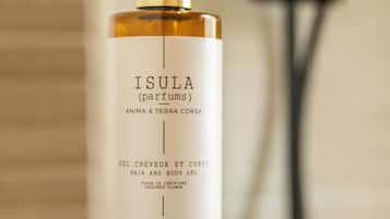 Un flacon de parfum Isula dont l’étiquette indique qu’il s’agit d’un parfum aux notes de fleur de châtaignier.
