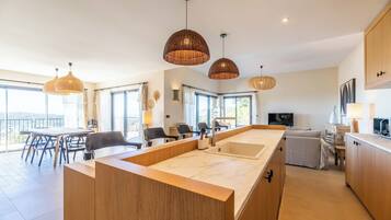 Villa, 2 chambres, 2 salles de bains, vue mer | Cuisine privée | Grand réfrigérateur, micro-ondes, four, plaque de cuisson